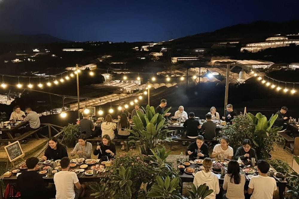 Không gian Tiệm Nướng & Chill xóm Lèo rộng rãi, thoáng mát với tầm nhìn hướng xuống làng hoa Thái Phiên